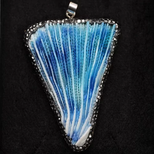 Koral Hematiti Blu Qafore Trekëndëshi